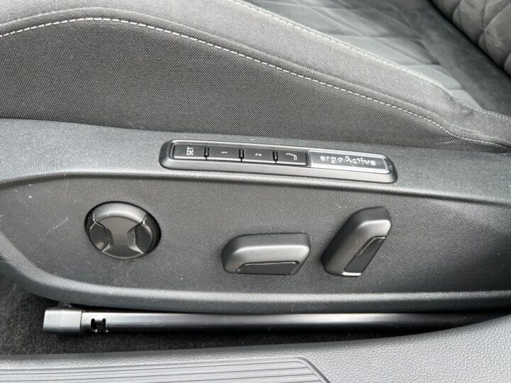 Abbildung Fahrzeugdetailansicht Volkswagen Golf Variant - Nr. 31