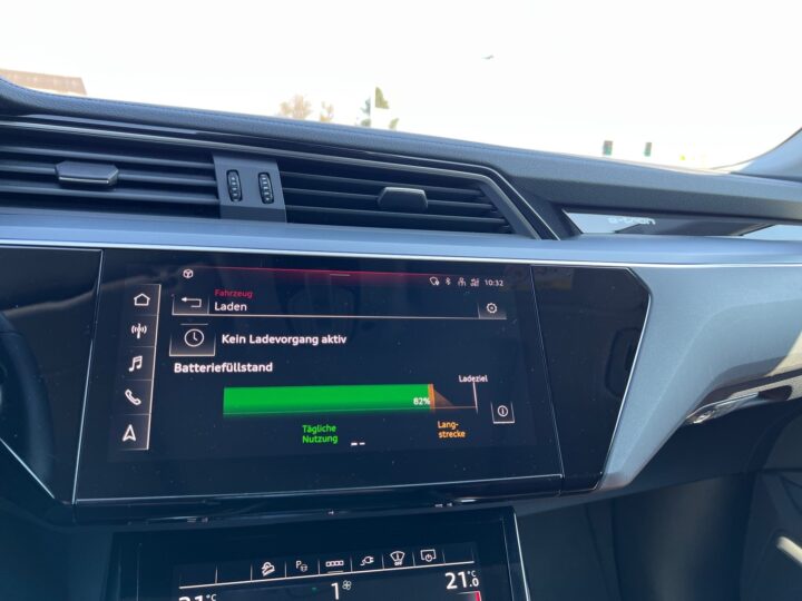 Abbildung Fahrzeugdetailansicht Audi e-tron - Nr. 25