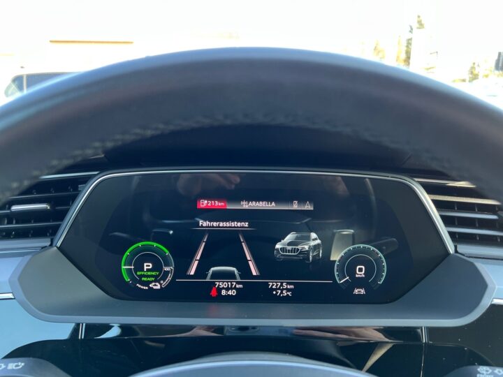 Abbildung Fahrzeugdetailansicht Audi e-tron - Nr. 18