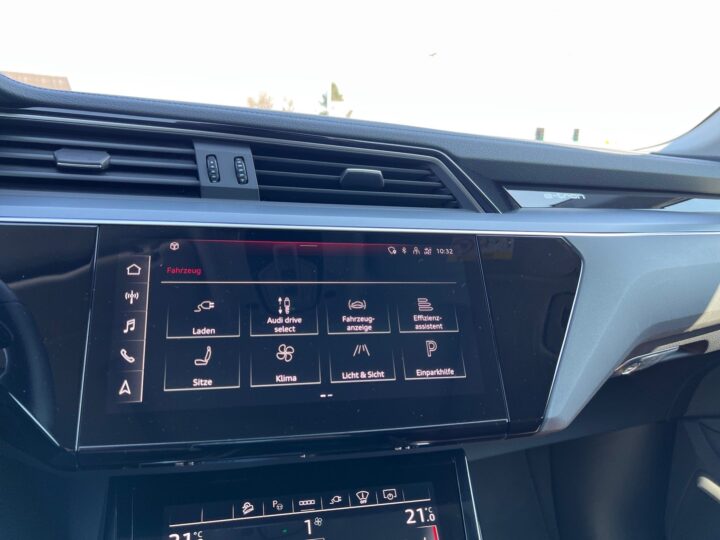 Abbildung Fahrzeugdetailansicht Audi e-tron - Nr. 24