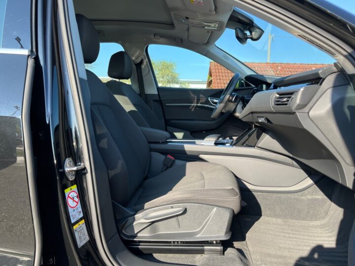 Abbildung Fahrzeugdetailansicht Audi e-tron - Nr. 35