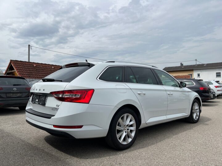 Abbildung Fahrzeugdetailansicht Skoda Superb - Nr. 2