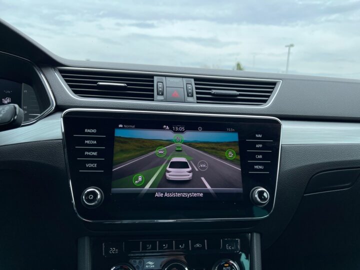 Abbildung Fahrzeugdetailansicht Skoda Superb - Nr. 23