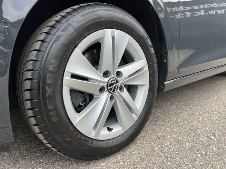 Abbildung Fahrzeugdetailansicht Volkswagen Golf Variant - Nr. 37