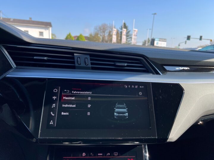 Abbildung Fahrzeugdetailansicht Audi e-tron - Nr. 25