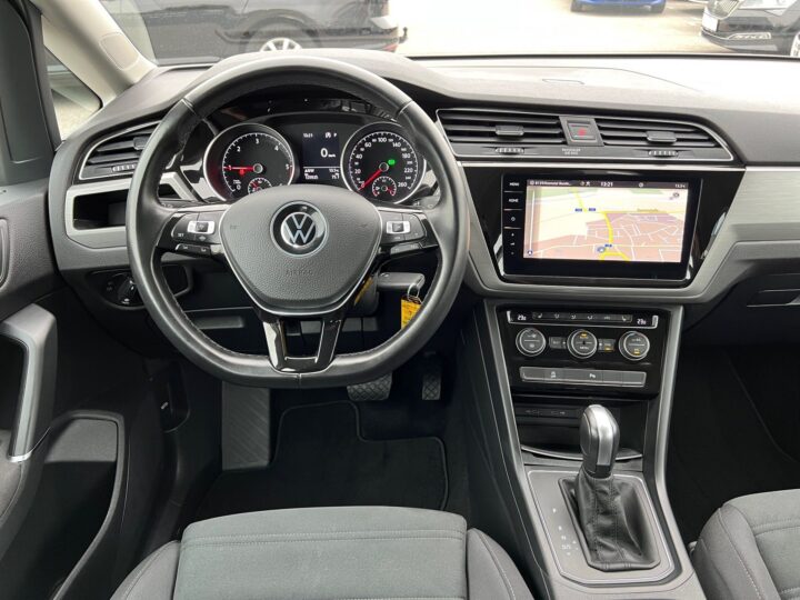 Abbildung Fahrzeugdetailansicht Volkswagen Touran - Nr. 9