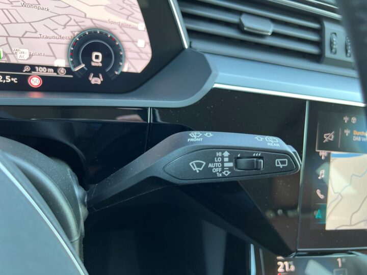 Abbildung Fahrzeugdetailansicht Audi e-tron - Nr. 44