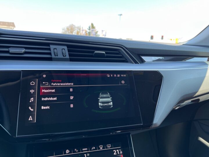 Abbildung Fahrzeugdetailansicht Audi e-tron - Nr. 26