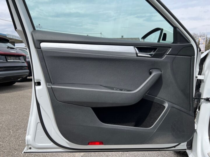 Abbildung Fahrzeugdetailansicht Skoda Superb - Nr. 30