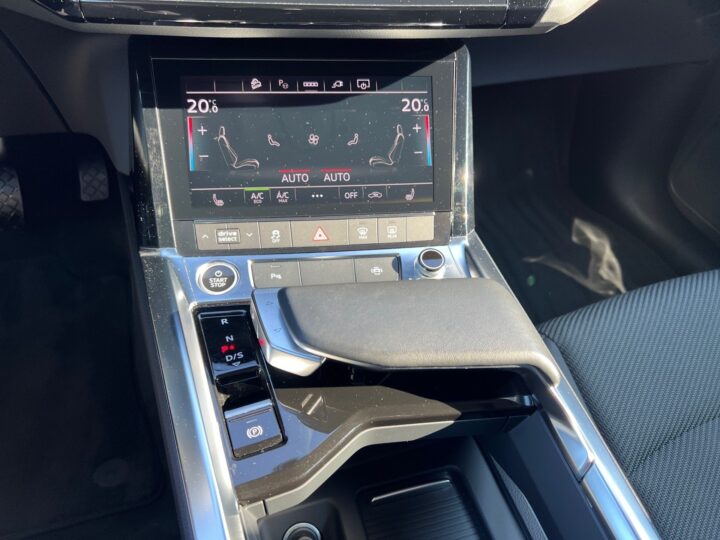 Abbildung Fahrzeugdetailansicht Audi e-tron - Nr. 28