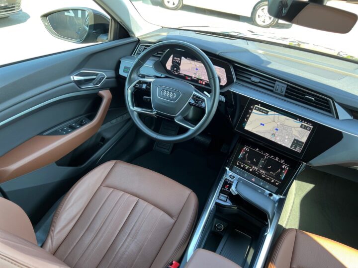 Abbildung Fahrzeugdetailansicht Audi e-tron - Nr. 12