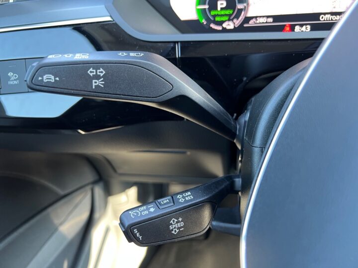 Abbildung Fahrzeugdetailansicht Audi e-tron - Nr. 43