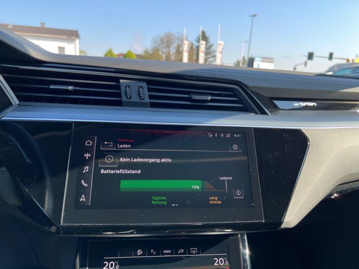 Abbildung Fahrzeugdetailansicht Audi e-tron - Nr. 24