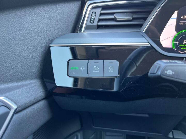 Abbildung Fahrzeugdetailansicht Audi e-tron - Nr. 46