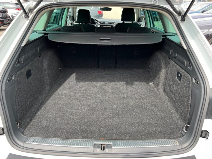 Abbildung Fahrzeugdetailansicht Skoda Superb - Nr. 14