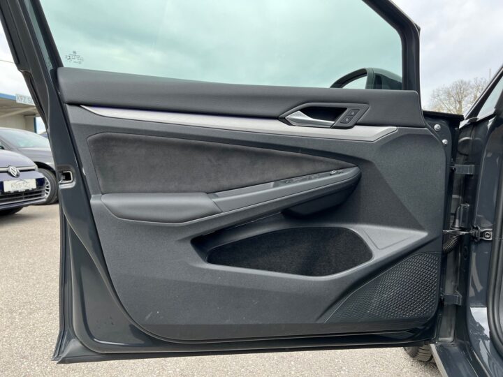 Abbildung Fahrzeugdetailansicht Volkswagen Golf Variant - Nr. 30