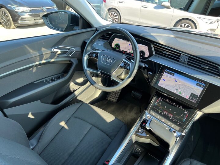 Abbildung Fahrzeugdetailansicht Audi e-tron - Nr. 12