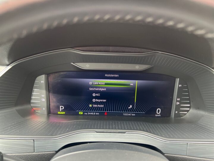 Abbildung Fahrzeugdetailansicht Skoda Superb - Nr. 17