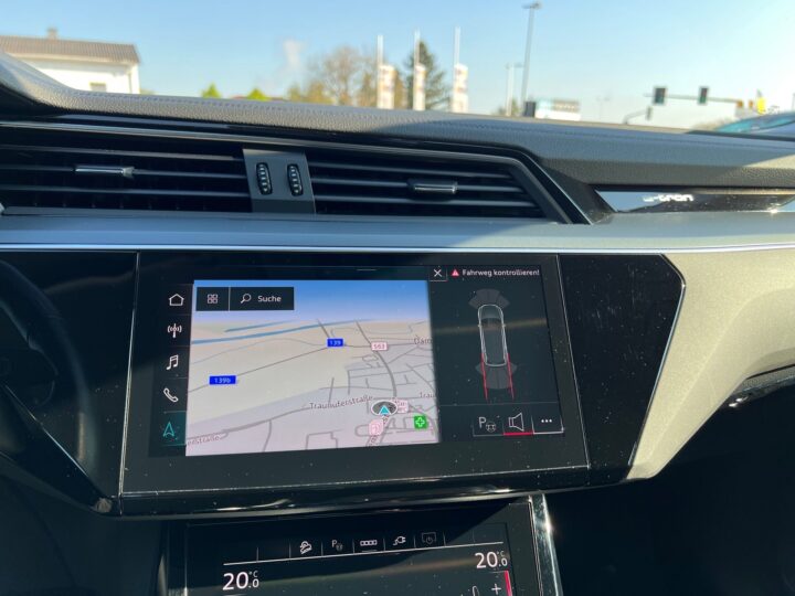 Abbildung Fahrzeugdetailansicht Audi e-tron - Nr. 27