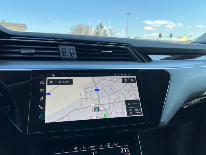 Abbildung Fahrzeugdetailansicht Audi e-tron - Nr. 23