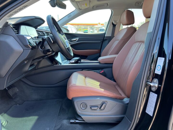 Abbildung Fahrzeugdetailansicht Audi e-tron - Nr. 13