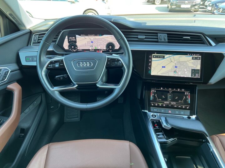 Abbildung Fahrzeugdetailansicht Audi e-tron - Nr. 11