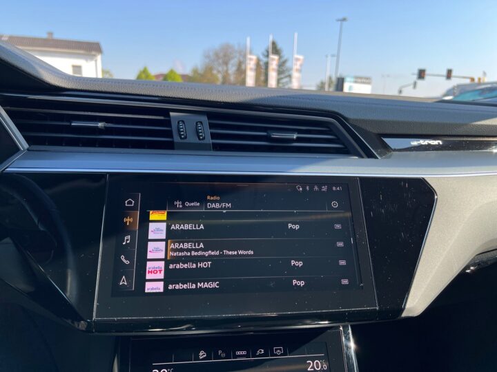 Abbildung Fahrzeugdetailansicht Audi e-tron - Nr. 20