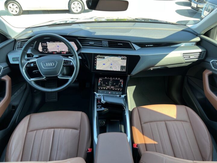 Abbildung Fahrzeugdetailansicht Audi e-tron - Nr. 10