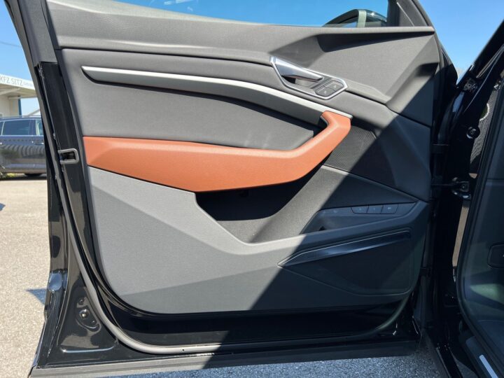 Abbildung Fahrzeugdetailansicht Audi e-tron - Nr. 31