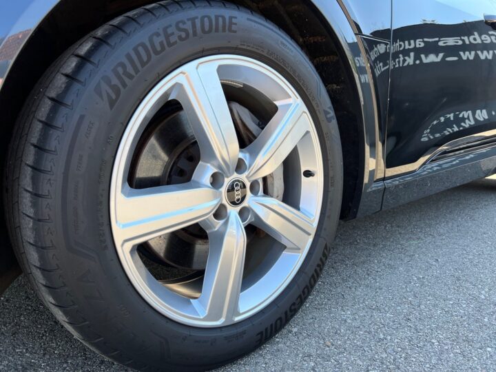 Abbildung Fahrzeugdetailansicht Audi e-tron - Nr. 37