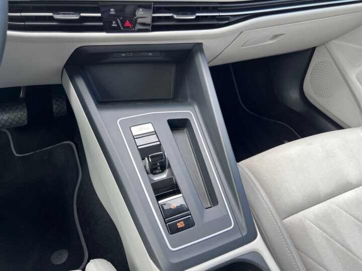 Abbildung Fahrzeugdetailansicht Volkswagen Golf Variant - Nr. 28