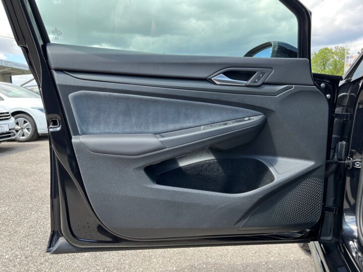Abbildung Fahrzeugdetailansicht Volkswagen Golf Variant - Nr. 30