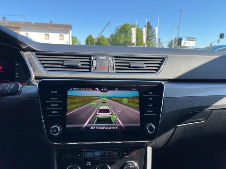 Abbildung Fahrzeugdetailansicht Skoda Superb - Nr. 23