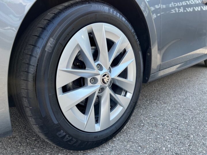 Abbildung Fahrzeugdetailansicht Skoda Octavia - Nr. 37