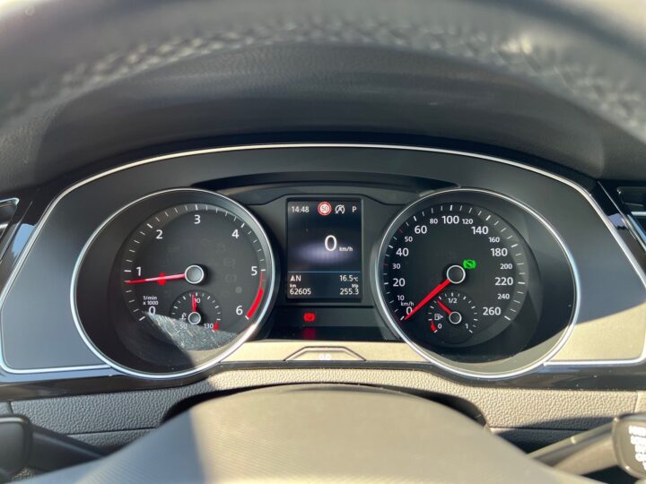 Abbildung Fahrzeugdetailansicht Volkswagen Passat Variant - Nr. 16