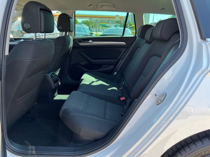 Abbildung Fahrzeugdetailansicht Volkswagen Passat Variant - Nr. 13