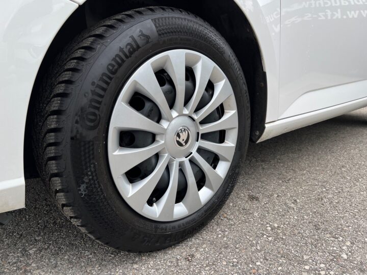 Abbildung Fahrzeugdetailansicht Skoda Fabia - Nr. 33