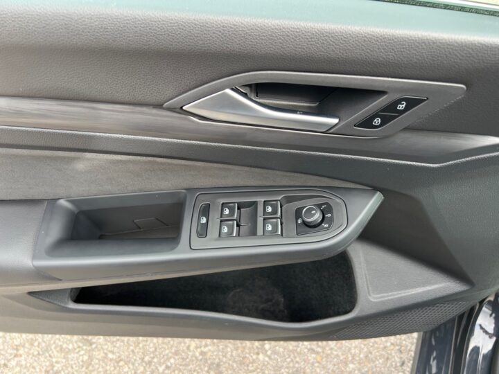 Abbildung Fahrzeugdetailansicht Volkswagen Golf Variant - Nr. 33