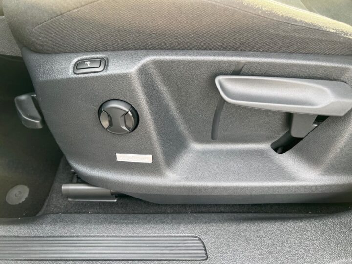Abbildung Fahrzeugdetailansicht Volkswagen Touran - Nr. 31