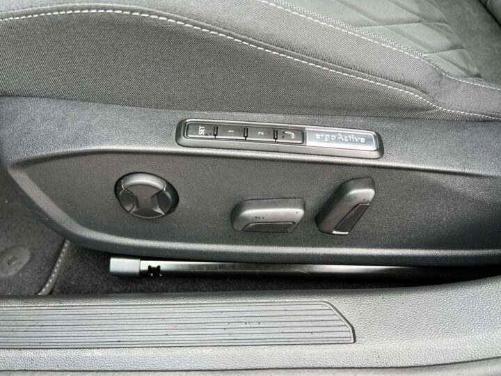Abbildung Fahrzeugdetailansicht Volkswagen Golf Variant - Nr. 30