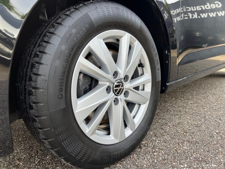Abbildung Fahrzeugdetailansicht Volkswagen Touran - Nr. 37