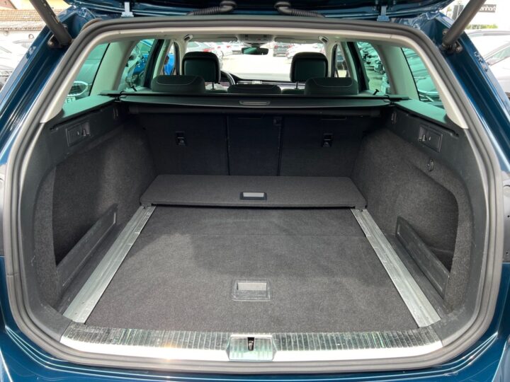 Abbildung Fahrzeugdetailansicht Volkswagen Passat Variant - Nr. 14