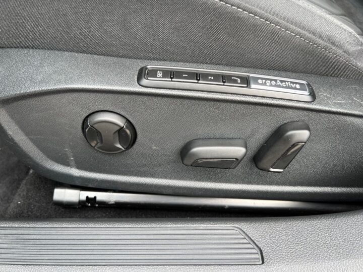 Abbildung Fahrzeugdetailansicht Volkswagen Golf Variant - Nr. 30