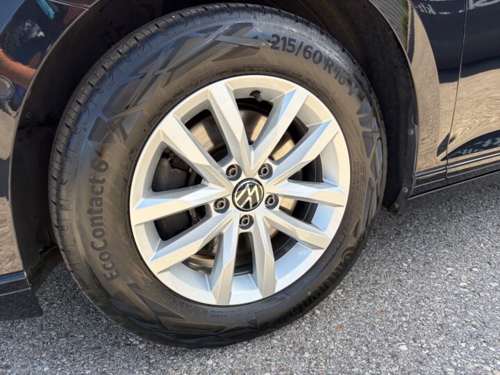 Abbildung Fahrzeugdetailansicht Volkswagen Passat Variant - Nr. 34