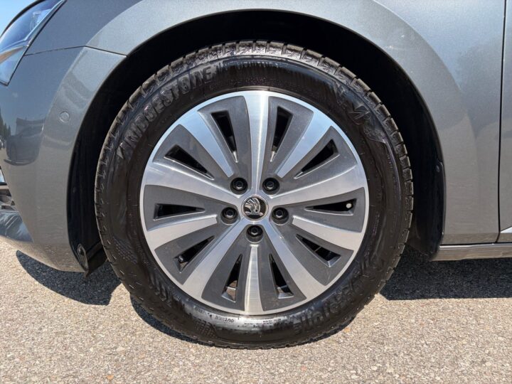 Abbildung Fahrzeugdetailansicht Skoda Superb - Nr. 33