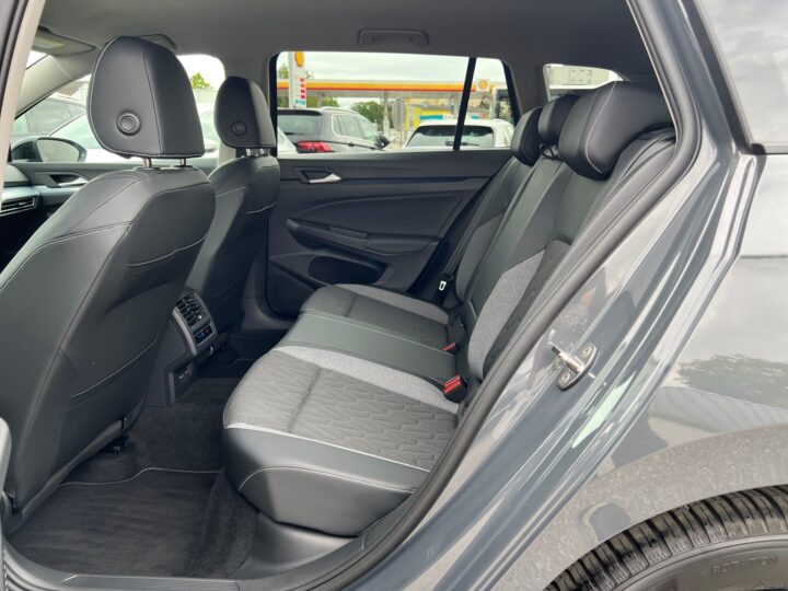 Abbildung Fahrzeugdetailansicht Volkswagen Golf Variant - Nr. 13