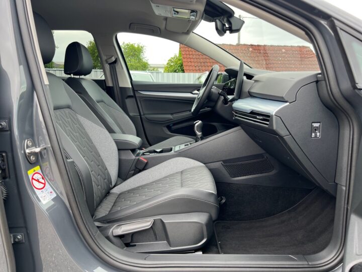 Abbildung Fahrzeugdetailansicht Volkswagen Golf Variant - Nr. 33