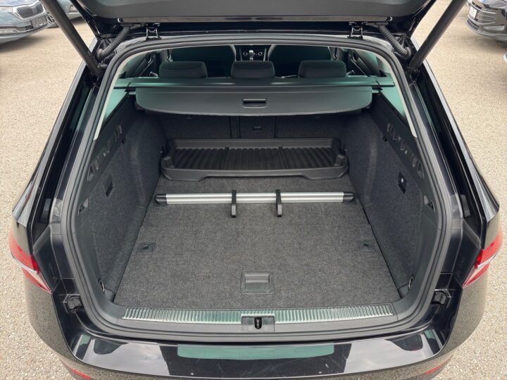 Abbildung Fahrzeugdetailansicht Skoda Superb - Nr. 14