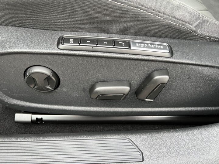 Abbildung Fahrzeugdetailansicht Volkswagen Golf Variant - Nr. 32