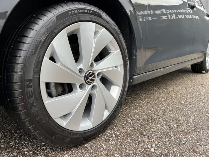 Abbildung Fahrzeugdetailansicht Volkswagen Golf Variant - Nr. 37